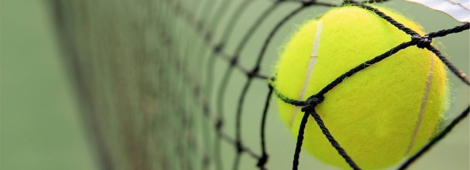 Image d'une balle de tennis qui ne passe pas le filet de tennis et fini sa course dans le filet de tennis pendant un stage de tennis au sein du Val d'Allos International tennis Camp dans le Val d'Allos