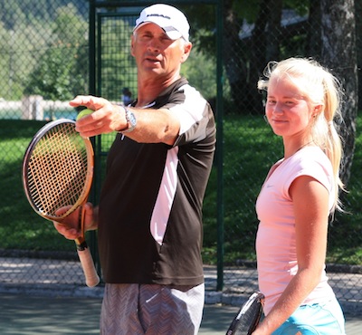 Groupe de joueurs et joueuses de tennis enfants lors d'un stage de tennis junior team dans le Val d'Allos