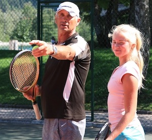 Thierry Lamarre le professeur de tennis qui dirige le centre stage de tennis pour adultes et stage de tennis pour enfants du Val d'Allos