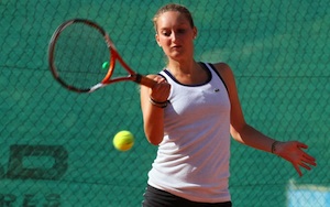 professeur de tennis donnant une leçon individuelle