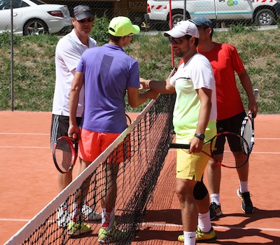 Groupe de joueurs de tennis qui se serrent la main après un double lors des stages de tennis adultes dans le Val d'Allos