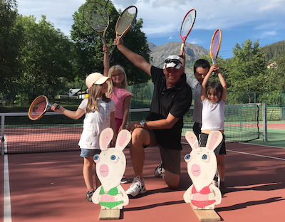 Les enfants du stage de mini tennis pose avec le Lapins Crétins après leur stage de mini tennis dans le Val d'Allos