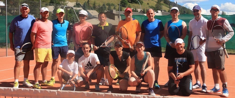 Groupe de stagiaires de tennis adultes et stagiaires de stage de tennis jeunes avec le Val d'Allos International tennis Camp