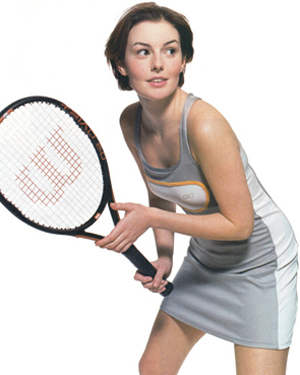 Joueuse de tennis à la volée pendant le stage de tennis adultes femmes