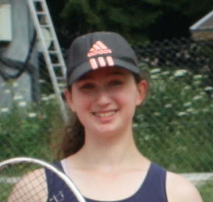 photo de Roxanne joueuse de tennis dans le cadre des stages de tenis du Val d'Allos tennis camp