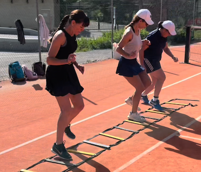 Joueuses de tennis entraînant leur jeux de jambes avec un power ladder lors de l'entraînement physique du stage de tennis world class tennis