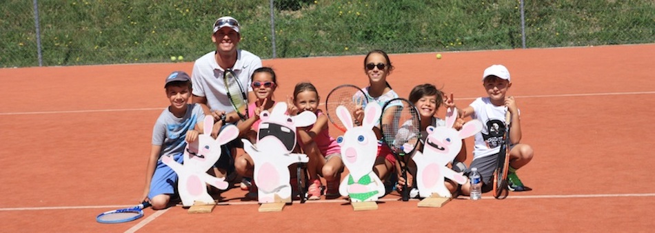 Groupe de mini-tennis avec les figurines des Lapins Crétins pendant un stage de Mini-Tennis