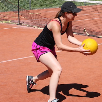 Joueuse de tennis se préparant physiquement avec un entraînement avec un medicine ball en stage de tennis dans le Val d'Allos