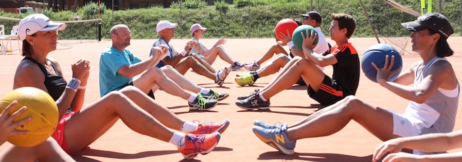stagiaire de tennis en plein entraînement physique lors des stage de tennis du Val d'allos international tennis camp dans le val d'allos en France         
