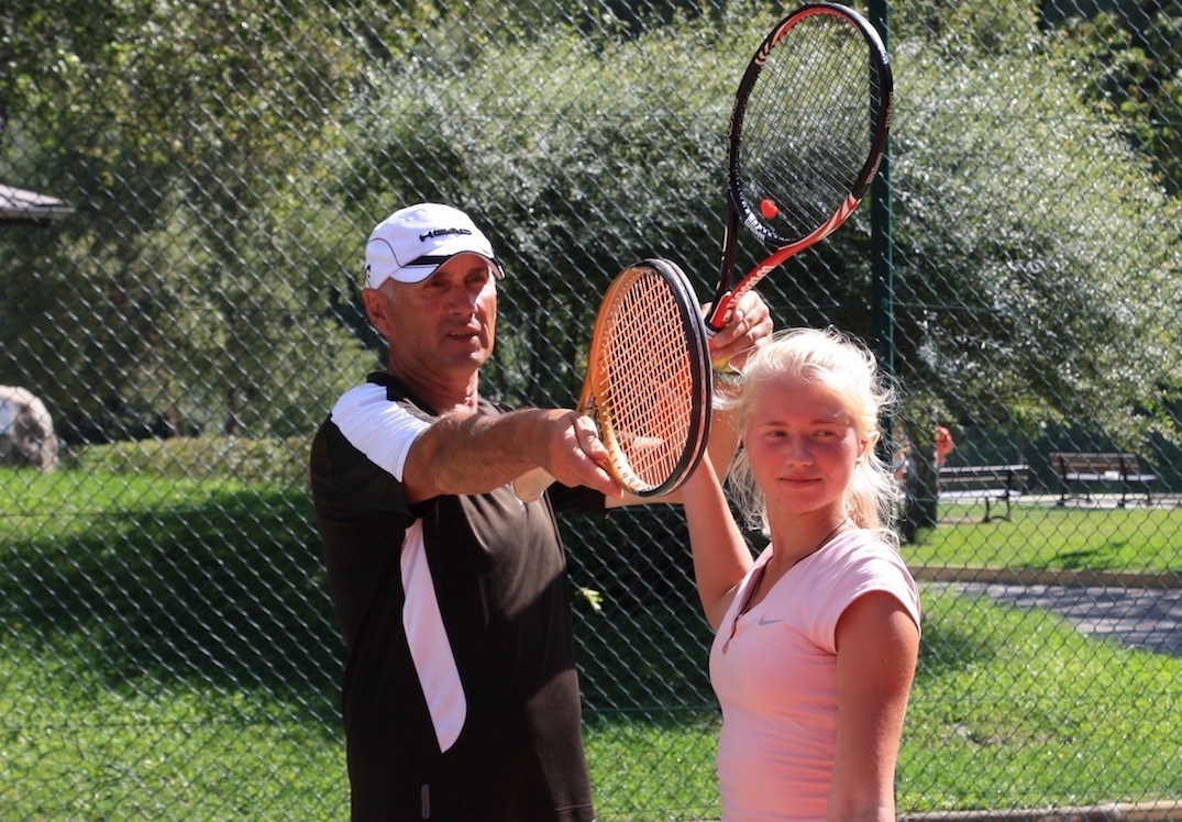 photo de Thierry Lamarre le professeur de tennis du Val d'Allos qui donne une leçon individuelle sur le service lors des stages de tennis du Val d'Allos