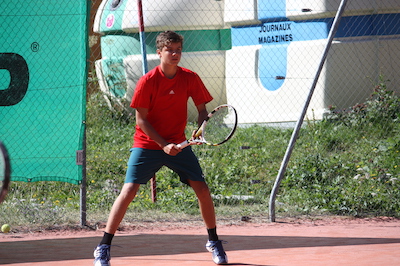 joueur de tennis en retour de service pendant la séances service / retour du stage de tennis world class tennis dans le val d'allos en France