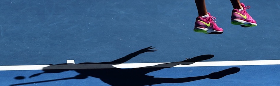 photo d'une stagiaire de tennis après une poussé de jambes au service lors d'un stage de tennis au sein du Val d'Allos International tennis Camp dans le Val d'Allos