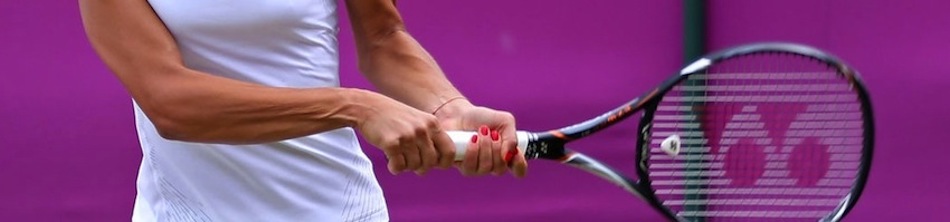 Frappe de revers à deux mains d'une joeuse de tennis professionel, montré en exemple lors des stages de tennis au sein du Val d'Allos International tennis Camp dans le Val d'Allo