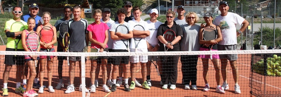 stagiaire de tennis faisant une photo de groupe après leur stage de tennis au sein du Val d'Allos International tennis Camp dans le Val d'Allos