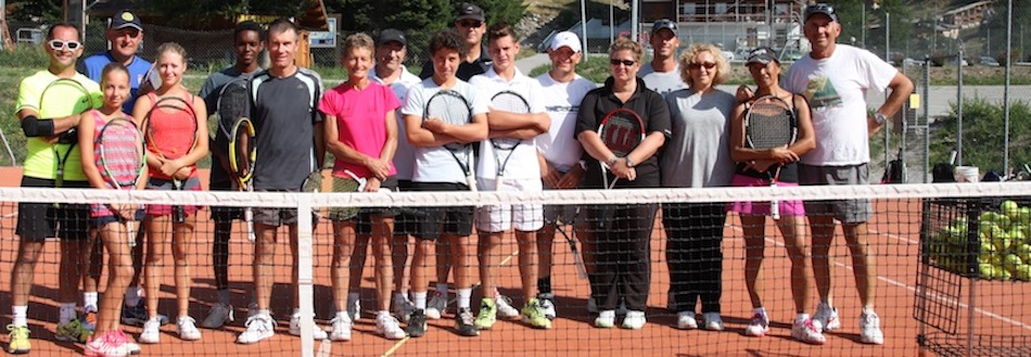 Groupe de joueurs et joueuses de tennis après une animation de tennis lors des stages de tennis adultes dans le Val d'Allos