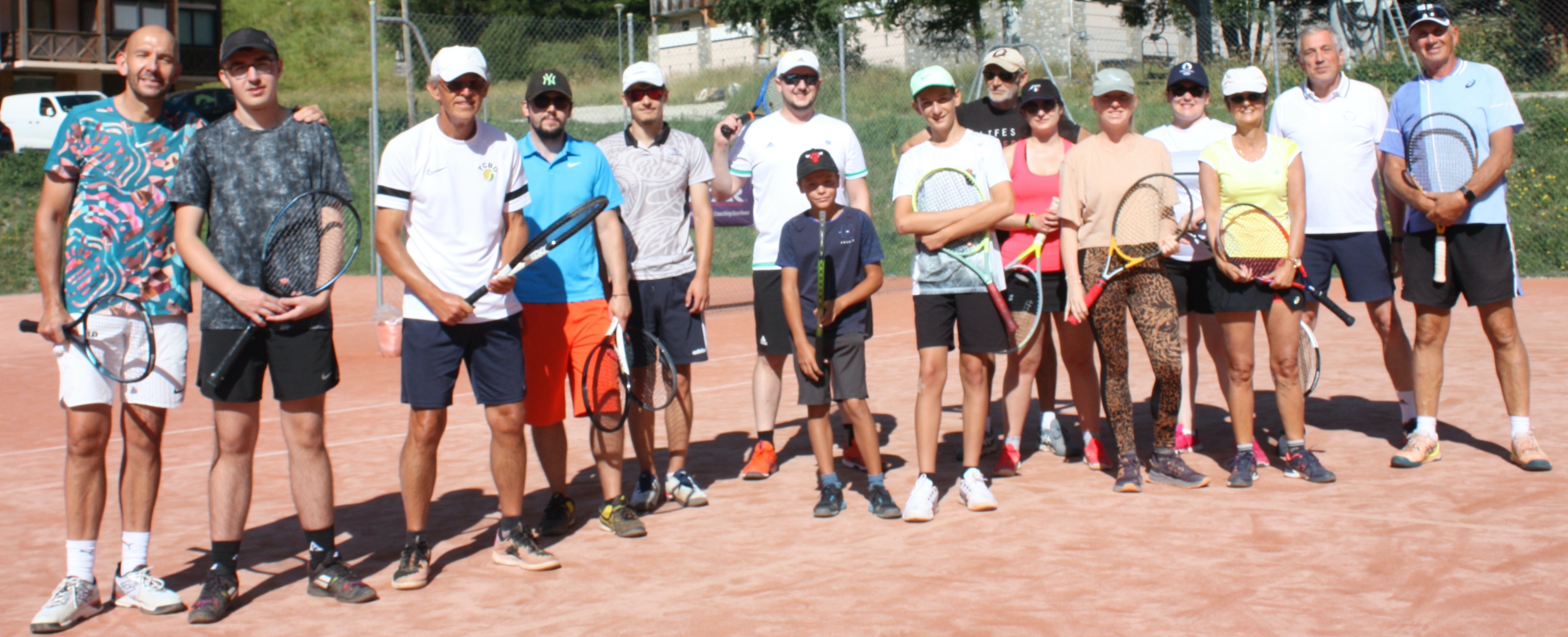 stagiaire de tennis faisant une photo de groupe après leur stage de tennis au sein du Val d'Allos International tennis Camp dans le Val d'Allos