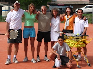 photo d'un groupe de stagiaires de tennis intensif pour adultes 