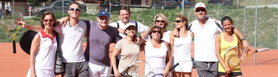 Groupe de joueuses de tennis lors des stages de tennis pour femmes dans le Val d'Allos