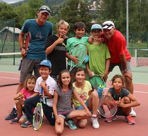 Groupe de joueurs et joueuses de tennis enfants lors d'un stage de tennis junior team dans le Val d'Allos
