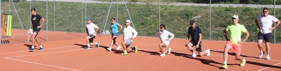 stagiaire de tennis effectuant leur échauffement avant le stage de tennis au sein du Val d'Allos International tennis Camp dans le Val d'Allos