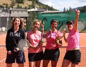 Pose de femmes joueuses de tennis pendant le stage de tennis spécial Nana