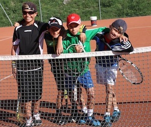 groupe de jeunes joueurs de tennis lors d'un stage de tennis mi-temps dans le Val d'Allos.