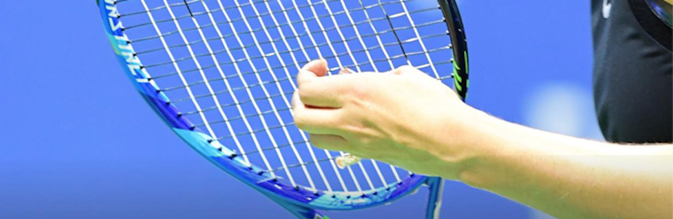 joueuse de tennis qui replace les cordes de la raquette lors d'un stage de tennis au sein du Val d'Allos International tennis Camp dans le Val d'Allos