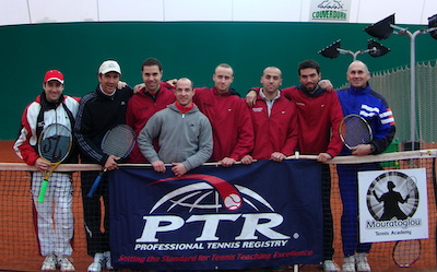 Groupe de coache de tennis de la Mouratoglou tennis Académy en workshop de formation à la certification PTR avec Thierry Lamarre, Clinician de la Professional Tennis Registry