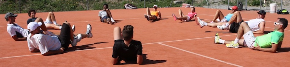 stagiaire de tennis effectuant une séance d'abdominaux pendant le physique du stage de tennis au sein du Val d'Allos International tennis Camp dans le Val d'Allos