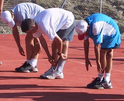 Joueurs de tennis en train de s'éttirer lors de l'échaufement avant le début des stages de tennis avec le Val d'Alos International Tennis Camp