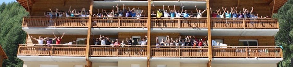 stagiaire de tennis faisant une photo de groupe usr le balconn de la résidence les chalets du verdon  pendant le stage de tennis au sein du Val d'Allos International tennis Camp dans le Val d'Allos