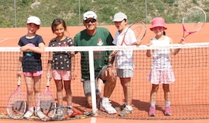 photo d'un groupe de jeunes joueurs et joueuses de tennis pendant les stage de tennis jeunes du Val d'Allos