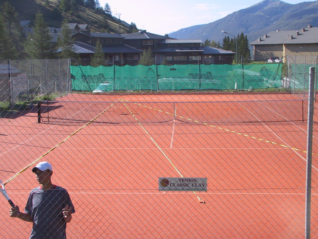 Terrain de tennis de La Foux d'Allos lors d'un exercice tactique sur la théorie des angles pendant un stage de tennis adulte dans le val d'Allos