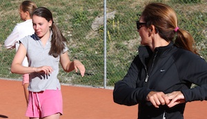 Femmes pendant l'entraînement physique pour le tennis pendant le stage de tennis