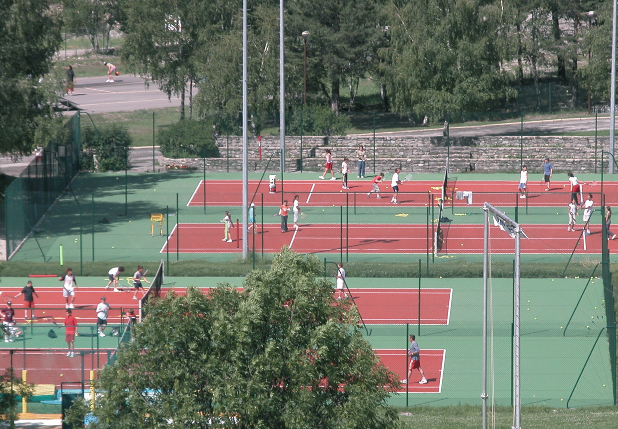 ilet lors d'un exercice pour améliorer la vollée pedant un stage de tennis adulte dans le val d'Allos