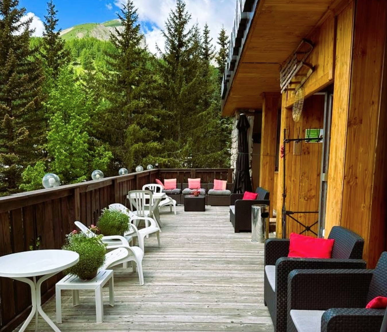 Terrasse de l'hôtel La Source hébergement et stage de tennis dans le val d'allos avec le Val d'Allos International Tennis Camp