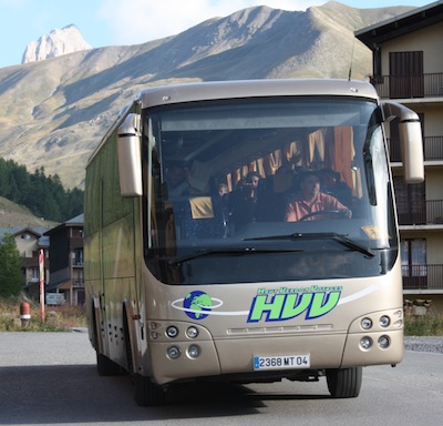 Autobus qui amène les stagiaiires de tennis dans le Val d'Allos lieu des stages de tennis pour adultes et jeunes .
