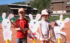 photo de deux enfants aynt fait un stage de mini-tennis avec les lapins crétin et qui pose après le stage de mini-tennis